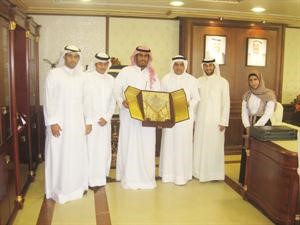 طلال الحسيني يقدم درعا تذكارية الى الوزير احمد المليفي
