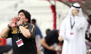مدرب الوصل دييغو مارادونا يوجه لاعبيه ويواصل تصريحاته المثيرة للجدل افپ
