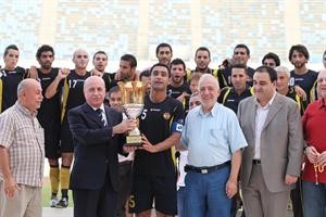 رئيس الاتحاد اللبناني هاشم حيدر يسلم للاعبي العهد كاس السوبر
