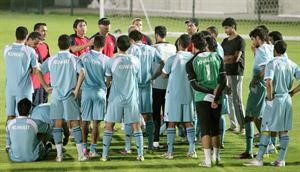 المدرب الصربي غوران توفاريتش يتحدث مع اللاعبين في تدريب سابق الازرقكوم
