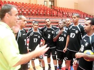 المدرب ميودراغ ميشيل يوجه اللاعبين قبل المباراة