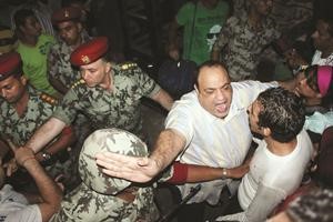 قوات الامن تمنع المتظاهرين من الوصول الى وزارة الدفاع مساء امس الاول افپ
