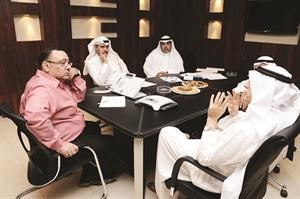 دبدر مال الله وعامر التميمي ودنايف العدواني والعقيد فهد الشليمي مع الزميل اسامة دياب خلال الندوة	 فريال حماد﻿
