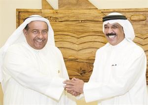 الفنان عبدالله الرويشد مع علي البدر اثناء زيارته للمركز الرئيسي للبنك﻿