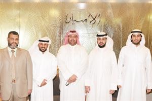 عبدالعزيز اشكناني مع فريق العلاقات العامة بشركة الامتياز﻿