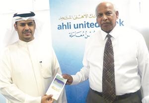 محمد الظفيرى يهنئ الفائز نياز احمد

