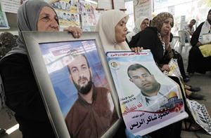 احتجاج لعائلات الاسرى الفلسطينيين امام اللجنة الدولية لمكاتب الصليب الاحمر في غزة 	افپ﻿
