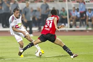 مهاجم الزمالك عمرو زكي يراوغ مدافع حرس الحدود