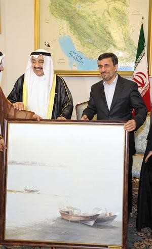 تبادل هدايا تذكارية بين نجاد والخرافي﻿