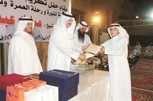 الشيخ مبارك العبدالله مكرما احد المشاركين قاسم باشا
