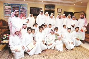 الشيخ مبارك العبدالله متوسطا عددا من الفائزين والعاملين
