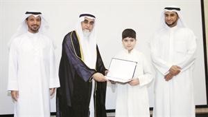 دعبدالمحسن الجارالله الخرافي يكرم احد الفائزين