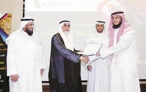 وفائز يتسلم جائزته

