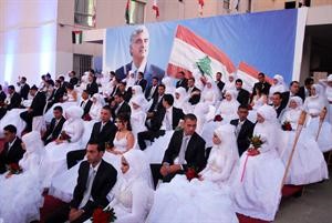 مجموعة من العرسان الجدد على الكوشة خلال حفلزفاف جماعي في صيدا محمود الطويل
