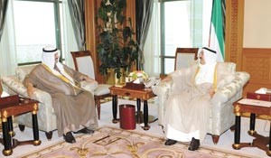 صاحب السمو الامير الشيخ صباح الاحمد خلال استقباله سمو رئيس الوزراء الشيخ ناصر المحمد بعد عودته من جولته