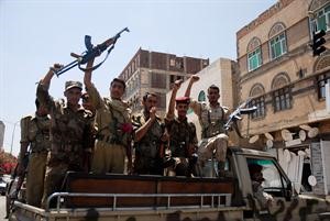 جنود منشقون يقومون بحماية متظاهرين مطالبين باسقاط صالح في صنعاء 	رويترز﻿