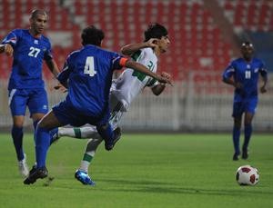 لاعب العربي علي مقصيد يتعرض للعرقلة من لاعب وسط التضامن محمد سالم	 هاني الشمري﻿