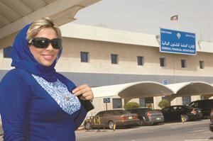 احدى الموظفات المدنيات في وزارة الداخلية اثناء الاعتصام امام الادارة العامة للشؤون المالية 	سعود سالم﻿