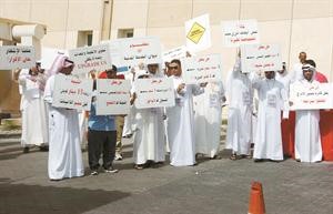 العاملون في تقنية ونظم المعلومات يرفعون لافتات بمطالبهم﻿