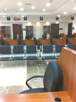 مقاعد خاوية	عبدالعزيز جاسم﻿