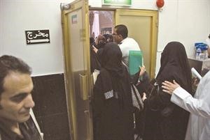 تزاحم وتدافع للحصول على ارقام الطلبات
