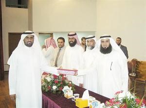 تكريم احد المتفوقين﻿
