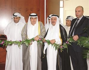 عبدالعزيز الخالدي والشيخ مالك الصباح ووليد قدومي وعبدالرحمن النصار يقصون شريط افتتاح معرض الكويت الدولي للعقار﻿