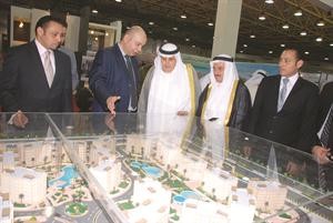 الخالدي متجولا بين اجنحة الشركات العقارية المشاركة	كرم ذياب﻿