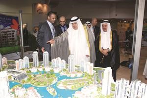 وكيل وزارة التجارة يطلع على مجسم لاحد المشاريع﻿