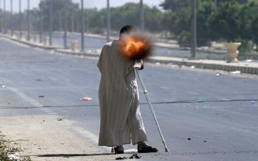 المقاتل الليبي المصاب يطلق قذيفة ار بي جي مستندا الى عكازين