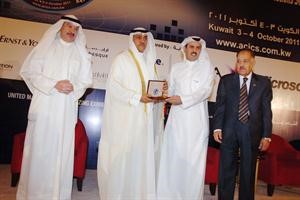 الوزير سالم الاذينة مكرما سلمان البدران بحضور عبداللطيف السريع ومجدي الهواري﻿
