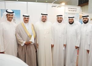 الشيخ طلال الفهد وزيد العازمي ومعبدالله العنزي مع عدد من المواطنين