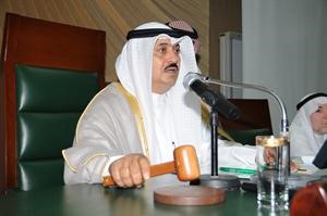 زيد العازمي خلال ترؤسه الجلسة