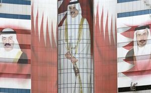 صور لعاهل البحرين الملك حمد بن عيسى ال خليفة وولي العهد الامير سلمان بن حمد ورئيس الوزراء﻿﻿الامير خليفة بن سلمان على احد المباني في المنامة﻿