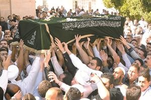 جثمان نجل مفتي سورية خلال تشييعه في حلب امس﻿