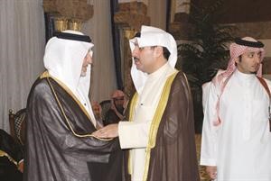 الشيخ حمد جابر العلي مقدما التعازي الى الامير خالد الفيصل﻿