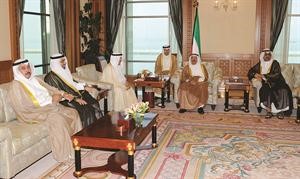 صاحب السمو الامير الشيخ صباح الاحمد مستقبلا جاسم الخرافي ومبارك الخرينج وديوسف الزلزلة وخلف دميثير ﻿
