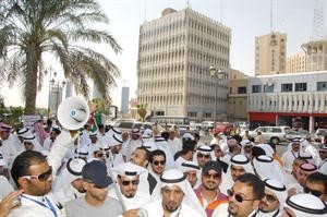 المعتصمون قبل اقتحامهم يعبرون عن مطالبهم﻿