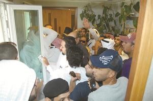 عشرات الاطفائيين يقتحمون مكتب المدير العام تعبيرا عن غضبهم			محمد ماهر﻿