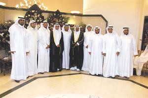 المعرس متوسطا الاصدقاء في لقطة تذكارية﻿