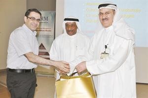 توزيع الهدايا
