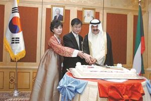 خالد الجارالله والسفير الكوري وحرمه يتشاركون في قطع كيكة الاحتفال	قاسم باشا﻿