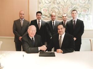 الغنام يصافح كالانتين عقب التوقيع
