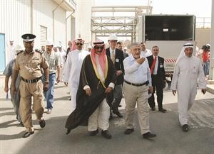 محافظ الاحمدي ودسعد الدين عكاشة خلال الجولة بمصنع الشركة محمد ماهر