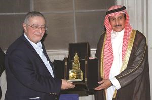 دسعد الدين عكاشة مقدما درعا تذكارية لمحافظ الاحمدي الشيخ دابراهيم الدعيج