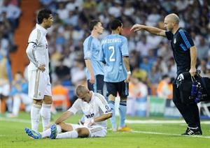 نجم ريال مدريد كريم بنزيمة لحظة اصابته امام اياكس افپ
