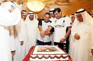 المدرب محمد ابراهيم وعبدالعزيز حمادة والضيوف يقطعون الكيكة﻿