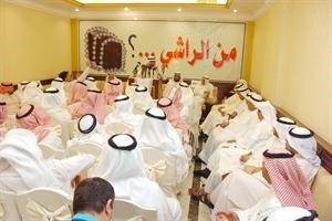 احمد السعدون وفلاح الصواغ ومسلم البراك يتوسطون الحضور في ديوان الطاحوس