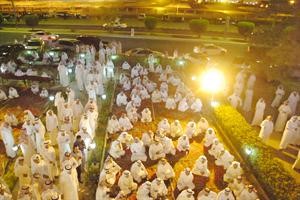 الحضور خارج ديوان الطاحوس قاسم باشا