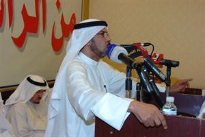 الصيفي مبارك الصيفي متحدثا ويبدو مبارك الدويلة